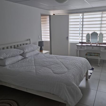 12 On Vaal Drive Guesthouse Фандербейлпарк Экстерьер фото