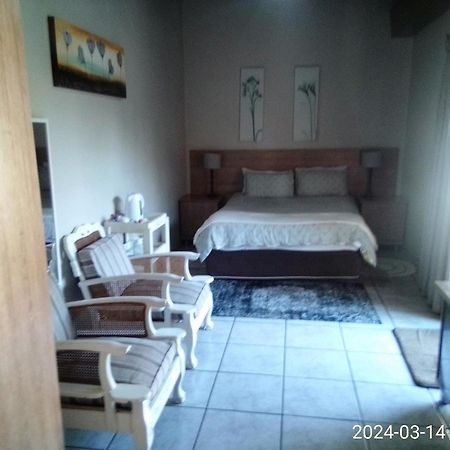 12 On Vaal Drive Guesthouse Фандербейлпарк Экстерьер фото