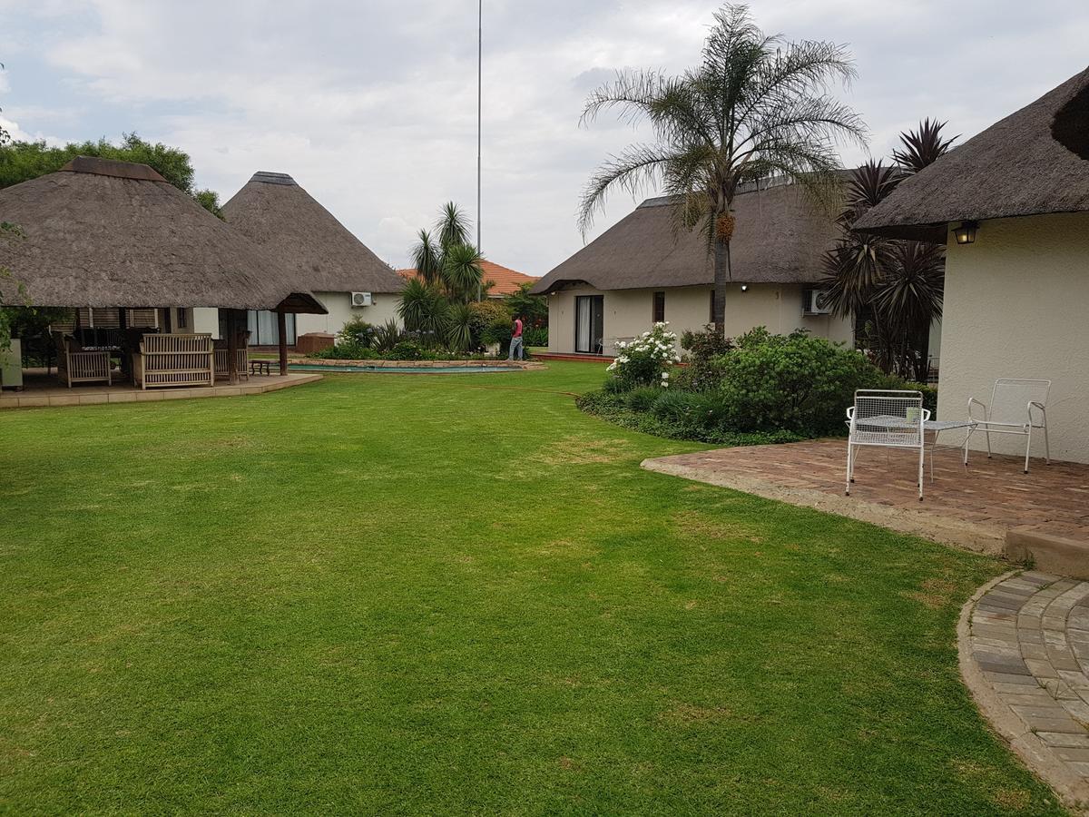 12 On Vaal Drive Guesthouse Фандербейлпарк Экстерьер фото