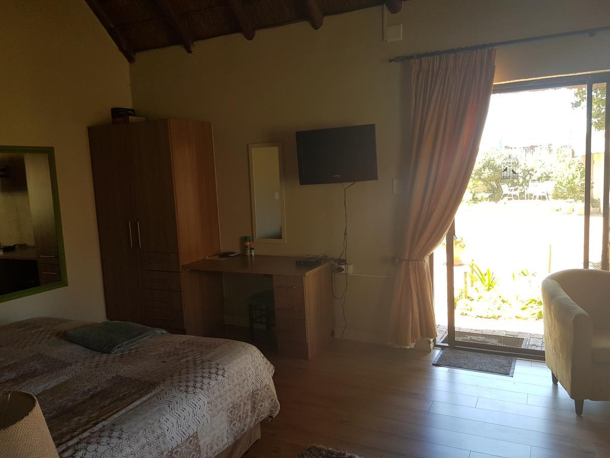 12 On Vaal Drive Guesthouse Фандербейлпарк Экстерьер фото