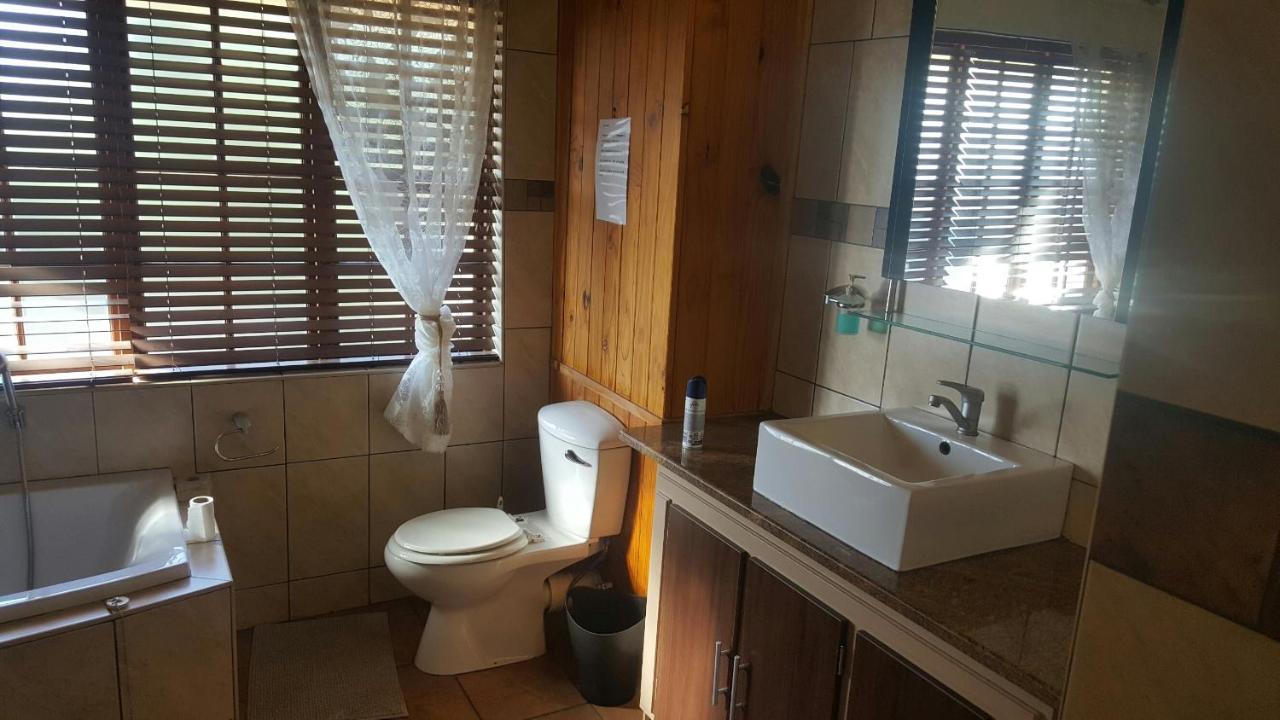 12 On Vaal Drive Guesthouse Фандербейлпарк Экстерьер фото