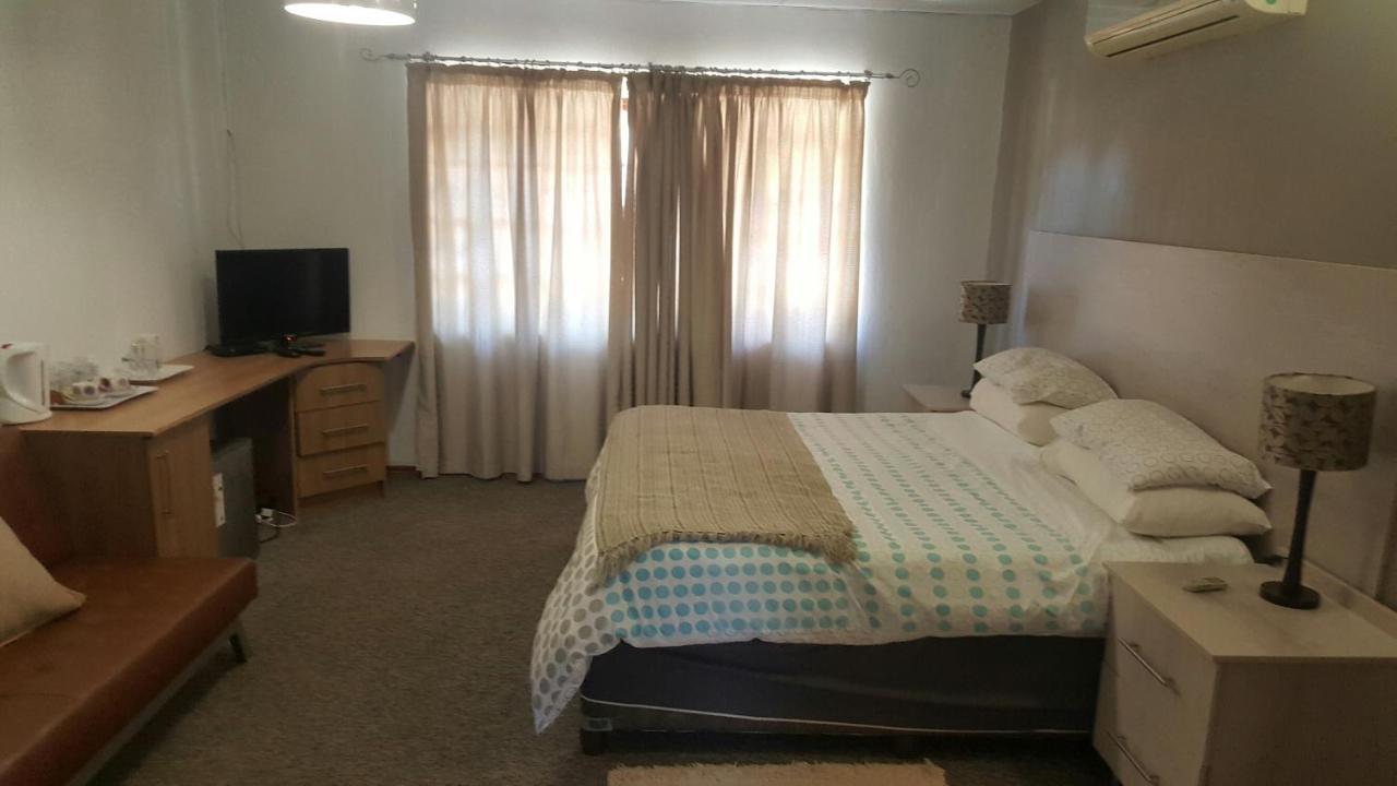 12 On Vaal Drive Guesthouse Фандербейлпарк Экстерьер фото