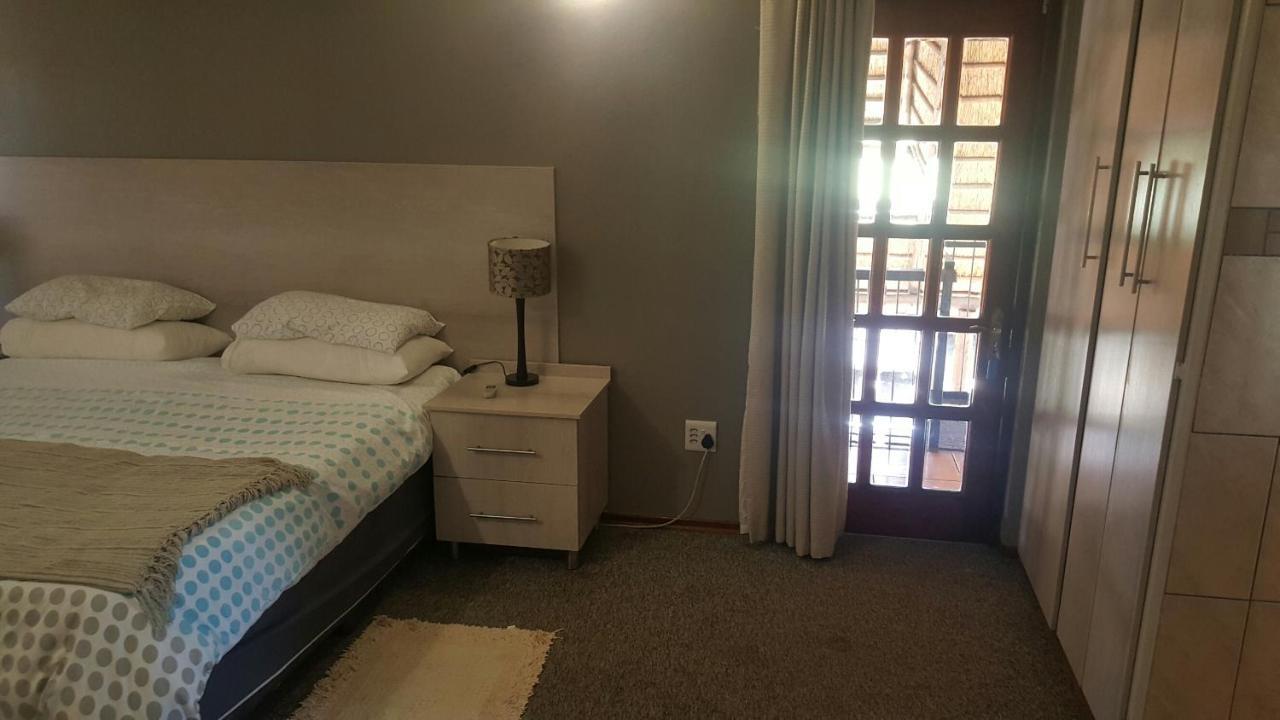 12 On Vaal Drive Guesthouse Фандербейлпарк Экстерьер фото