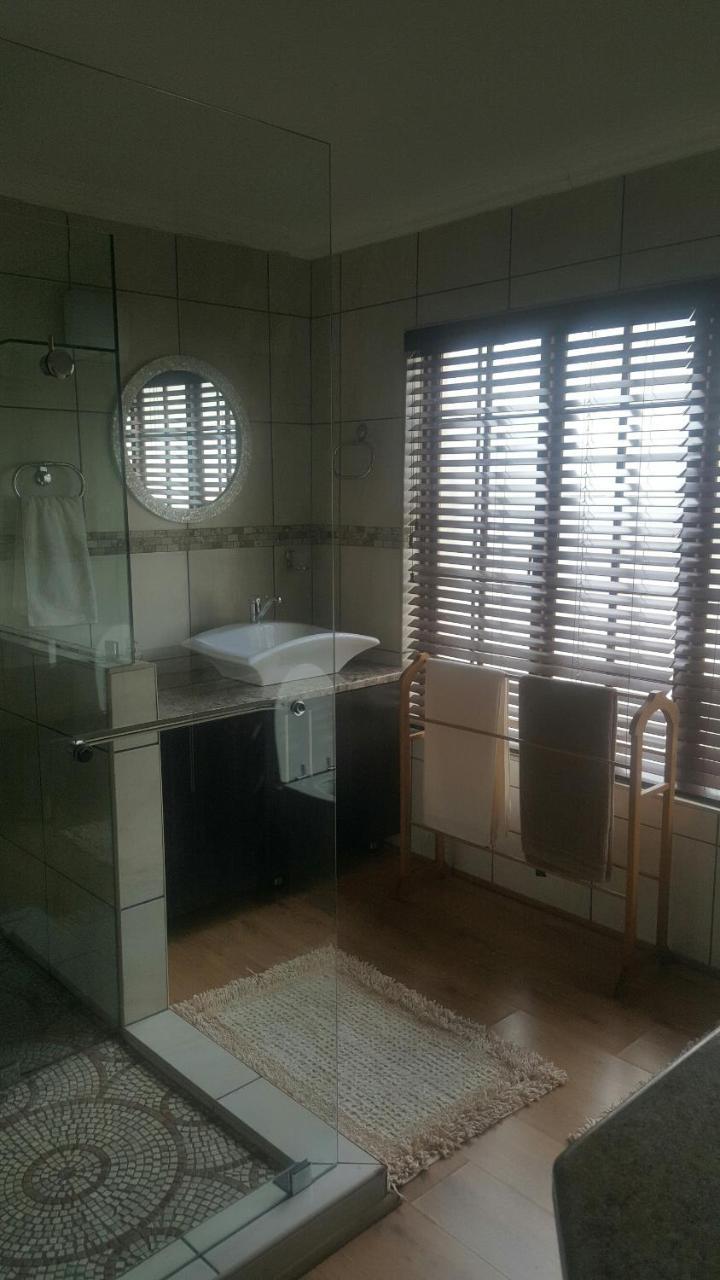 12 On Vaal Drive Guesthouse Фандербейлпарк Экстерьер фото