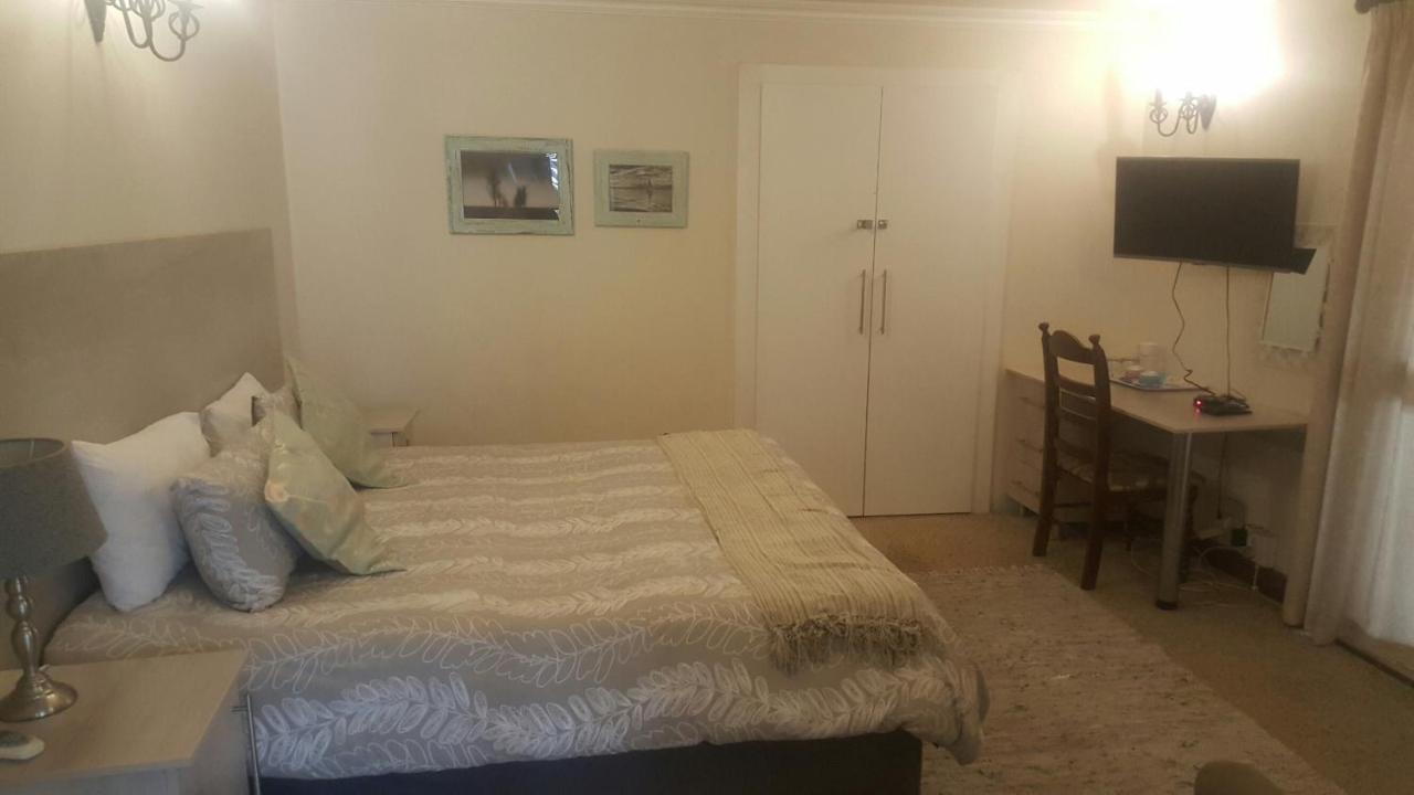 12 On Vaal Drive Guesthouse Фандербейлпарк Экстерьер фото
